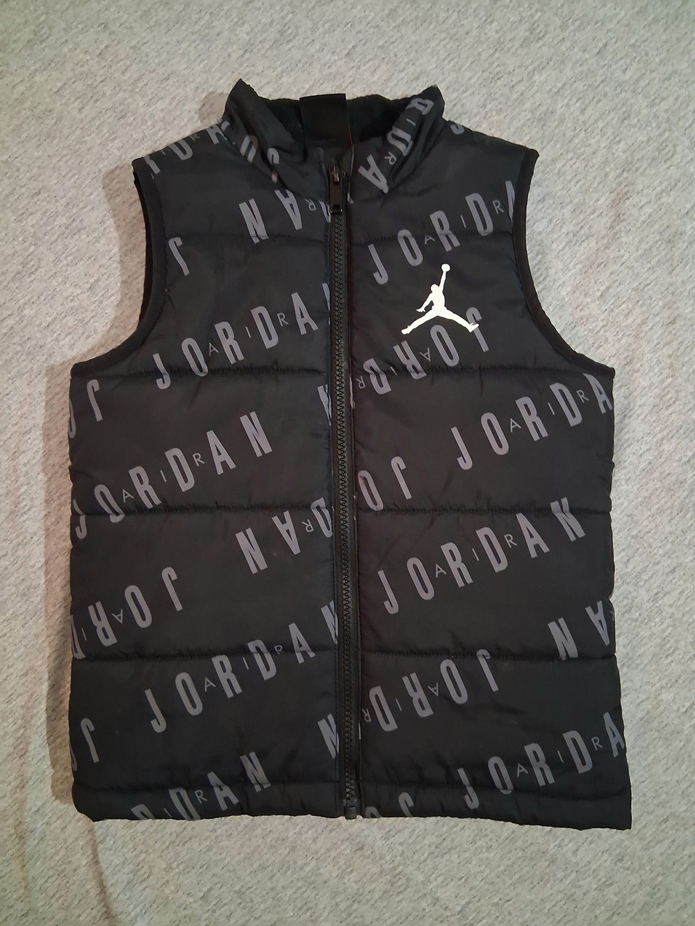 Air Jordan  Boys Black Logo Puffer Vest Med 5-6 Yr